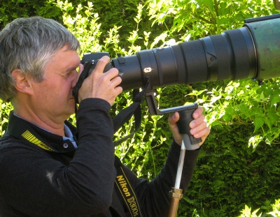 De vering is aangepast op het gewicht van de lens. In rust is de veer vrijwel helemaal ingedrukt. Bij het optillen voor bijvoorbeeld een vluchtopname, voel je daardoor amper enig gewicht.