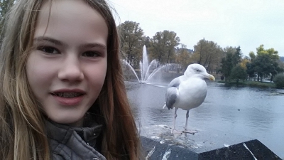 De selfie die m'n dochter Anna maakte met de beroemde Haagse zilvermeeuw.