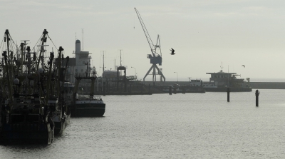 Vanaf de noordpier van Harlingen heb je een mooi zicht op het dynamische en bruisende leven van de haven .