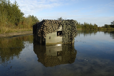 Na een poosje de hut vanuit de auto te hebben vervoerd, heb ik nu gelukkig een vaste aanlegplek gevonden bij een boer in de buurt. Ideaal, want nu kan ik gaan wanneer ik wil, zonder een hoop gesjouw. Hier de hut voor afvaart.