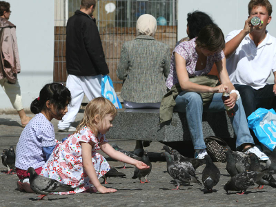 Op mijn inzending voor de maandopdracht "Zomer" kwam terecht als kritiek dat de zomerse sfeer niet echt in de foto zichtbaar is. Daarom een andere Zomerfoto die dit naar mijn mening wel heeft. Vreemd is wel dat zelfs hartje zomer en bij zonnig warm weer, er nog mensen zijn die er dik ingepakt bij lopen. De foto is gemaakt op De Dam, in het hartje Amsterdam.