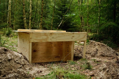 Hier een foto van de schuilhut in aanbouw. De hut is half ingegraven voor een laag standpunt. Afwerking met groen tarp en golfplaten moet je er zelf maar bijdenken. Zal dit weekend een foto maken van de huidige hut, 5 maanden later.