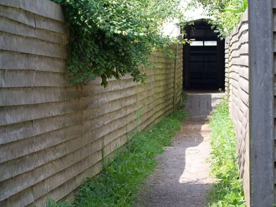 Net zo belangrijk als de plaatsing en de bouw van de hut zelf is de route er naar toe. Die moet voorzien zijn van een goede camouflage om te voorkomen dat met de wandeling er naar toe alles op de wieken gaat. Hier een schoolvoorbeeld hoe het zou moeten; een lange schutting aan weerszijde naar de hut toe. Natuurlijk kan een goedkopere rietmattenscherm ook afdoende zijn, maar die zijn wel onder slijtage onderhevig en ook makkelijker in brand te zetten (helaas gebeurd in de Ackerdijkse Plassen in 2008).