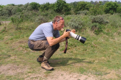 We zijn regelmatig samen op pad en ineens, tijdens de lunch, was ik m'n vogelmaatje kwijt.
Zat hij achter me een konijntje te fotograferen.
Dat was voor mij een reden om een leuke actiefoto van hem te maken.