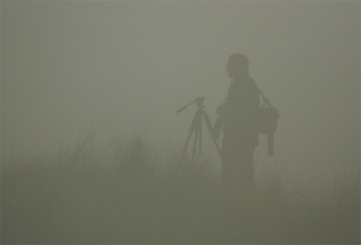 Zondagmorgen was het even flink mistig. Vogelfoto's waren toen nauwelijks mogelijk, maar landschappelijk werd en was het prachtig. Jean zoekt hier de zee.