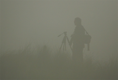 Zondagmorgen was het even flink mistig. Vogelfoto's waren toen nauwelijks mogelijk, maar landschappelijk werd en was het prachtig. Jean zoekt hier de zee.