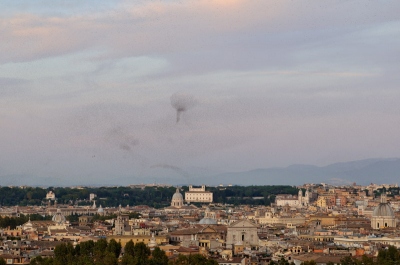 's avonds vliegen gigantische zwermen spreeuwen boven (en in de platanen aan) de Tiber. Een fantastisch gezicht. Hier van af de