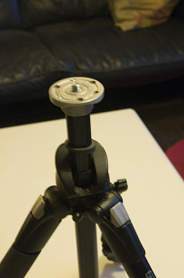 Het grijze gedeelte waar de kop op gedraaid wordt dat zou er dan vanaf moeten om de middenconsole via de bovenzijde in te korten.
Aan de onderzijde gaat dit moeilijk omdat daar dat veertje in de middenconsole zit.