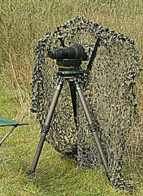 Statief met de balhoofd constructie. Hieraan de geschilderde constructie en het camouflagenet op de aluminium strips gehangen.