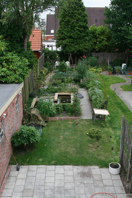 Overzichts foto van mijn tuin met links tegen de muur de plek waar ik lig met normaal een matras voor wat comfort.
Groet Johan