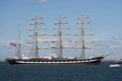 Dit is de Krutzenstern. De op n na grootste windjammer ter wereld. Vanmiddag kwam hij tussen de pieren door. Helaas zonder volle zeilen want daar waaide het veel te hard voor. Dan was hij door de sluisdeuren heen gejammerd zei Dennis ;)