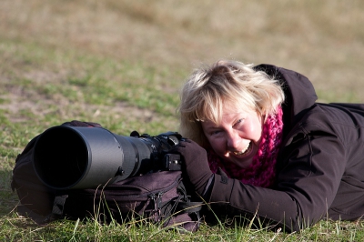 Franka had een strategische plaats ingenomen want ze wilde de Waterspreeuw fotograferen als hij aan kwam vliegen. Tsja, maar dan moet je niet gaan kletsen want dan vliegt hij over je hoofd en heb je het nakijken.