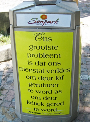 Spreuk op een vuilnisemmer in Nelspruit

Goed om af en toe aan te denken als je kritiek krijgt.

Of als je vindt dat anderen ten onrechte geprezen worden...