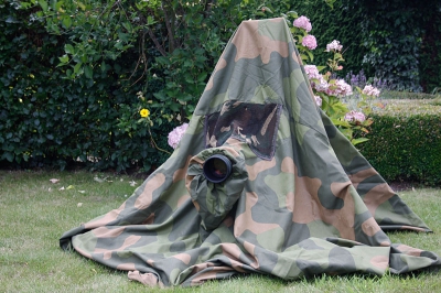 Hierbij een aantal foto's van mijn opstelling van het HBN Camouflagedoek; hier het geheel in actie. Deze opstelling wil ik met name gaan gebruiken voor watervogels als eenden en ganzen.