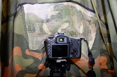 Hierbij een aantal foto's van mijn opstelling van het HBN Camouflagedoek; hier een kijkje binnenin. Hier m'n 7D en 400 mm f5.6 op statief.