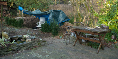 vanuit mijn huiskamer heb ik momenteel dit zicht...de tafel rechts is een oude tafel, waar ik een laagje grond op heb aangebracht en die dienst doet als versleep-bare voertafel...je kunt m overal neerzetten en je kunt er van alles opzetten...