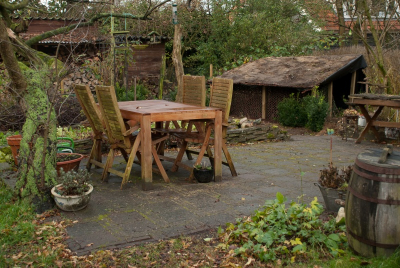 uitzicht vanaf ons huisje op de tuin, benieuwd hoe het er over een jaar uit ziet!