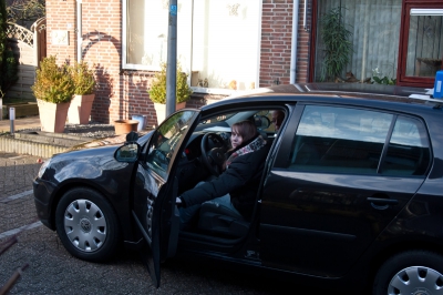 Marissa stapt in voor haar eerste rijles. Ik voel mij heel erg oud worden.