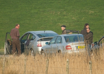 Tijdens een namiddag Velduilen spotten in Zeeland met een paar Friese Birdpixers werden wij op de gevoelige plaat vastgelegd door deze Zeeuwse Birdpixers.(zie eerder in dit Album).
Ik zag dat men van ons een foto maakte en heb  toen  deze Spotters ook vastgelegd.
Op die minder bekende lokatie in Zeeland was het niet zo druk maar gezellig Uilen spotten en soms ook fotograferen.