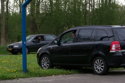 Allemaal donkere auto's op een kinderspeelplaat is wel opermekelijk.
Daarom ook een melding bij de politie.
Folkert Veenstra zit in de achterste auto, en de man waardoor ik vogelfotograaf/vogellaar ben is Willem Hoosteen, hij kijkt een beetje verbaast in de lens. Het ws mijn meester op de basisschool. De vrouw die de politie had gebeld was nog een oud leerling van meester Willem.

Gr Albert.