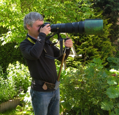 En zo kan ik een hele tijd de camera gericht houden op m'n onderwerp en er ook makkelijk/onmerkbaar naar toe bewegen. Uiteraard niet zo stabiel als een statief of rijstzak, maar de vering vangt wel schokken en trillingen op en alle gewicht rust op m'n heupen via de draagriem. De zware lens is zo heel beweeglijk en weegt niets.