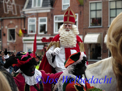 Het was erg druk. Ik zocht Sinterklaas, dus ging langs een hek staan. Ik had verwacht dat hij aan de overkant langs kwam lopen, maar hij liep vlak voor me. Toch een speciale ervaring, zo vaak zie je Sinterklaas niet hoor!