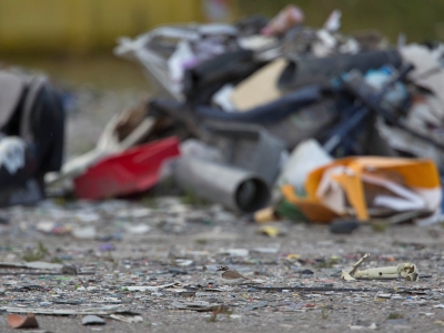 Jarenlang waren in Almere bouwplaatsen de ideale plek om vanuit de auto Plevieren te fotograferen. Maar ja de bouw ligt redelijk stil, dus minder zanderige plekken. Sinds een paar weken weet ik dat de Plevieren tegenwoordig op een vuilstortplaats met heel veel plastic zitten. Vond het wel een fraai aanpassingsvermogen beeld van deze Plevier.