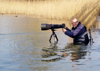 Op deze wijze fotografeer ik de Futen!

Heb een waadpak aan en zit op een goedkoop campingstoeltje in heet water. Futen komen regelmatig te dichtbij! Ze reageren helemaal niet op mij.