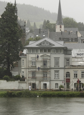 Eeen verregende dag op onze vakantie in de Eifel. Dus in plaats van de natuur in ,naar een pittoresk staadje aan de Moezel. We zaten lekker in een Konditorei ,heerlijk gebak aan het eten met een kopje koffie,toen ik dit beeld zag...
Groet,Fons