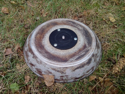 plate met schommelkopschroef  die ik nog had liggen van een Feisol statief , vast gemonteerd op oude koekepan.