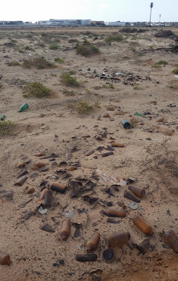 Het was absoluut niet comfortable om daar op de grond te fotograferen. Omdat het een harde bodem is en die bezaait is met afval en veel glas. Ik zat elke keer dus ook onder de schrammen en snijwonden.
Maar het ging om een bepaalde resultaat en dan ga je gewoon door.