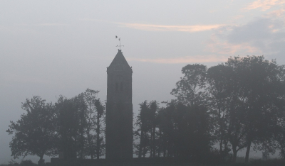 De tegelfabriek ,waar ik werk, is verhuisd. Zodoende rijd ik nu ,onderweg naar mijn werk, een andere route. Zo kom ik langs het buurtschap Skillaerd ,waar een fraaie kerktoren staat (kerk zelf is afgebroken). Aangezien het de enige hoogbouw in de omgeving is, wordt de toren veel gebruikt door kraai-achtigen ,als uitkijkpunt.Op de foto meerdere vogels; kauwtjes , een landende roek ..en natuurlijk de haan op de torenpunt.