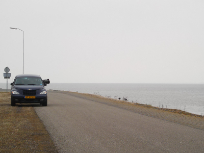 Twee kanonnen steken uit de auto. Volgens mij een historische opname.