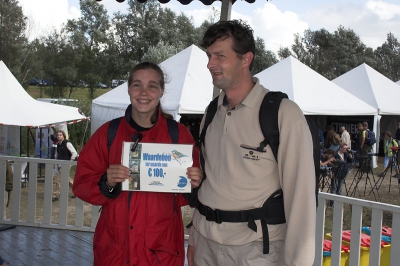 Martijn Snijder en Sarah Schipper, nummer twee vogelfoto wedstrijd categorie digiscoping met hun prijs.