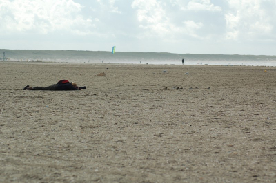 een vrouw probeerde met waarschijnlijk veel succes erg dichtbij een groep naar alle waarschijnlijkheid drieteen of bonte strandlopers te komen om foto's te maken
Ik vond het wel een leuke foto zo op het strand