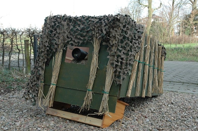 In deze drijfhut kan ik de watervogels goed benaderen. Met een neopreenpak (voor de winter) aan ga ik met mijn borst op het vlotje liggen. De camera ligt voor me op een bonenzak. Daardoor heb je een mooi laag standpunt. Mijn benen zitten in het water en daarmee kan ik al trappelend of lopend mezelf voortbewegen. Het ding kan dus in zowel ondiep als diep water gebruikt worden.