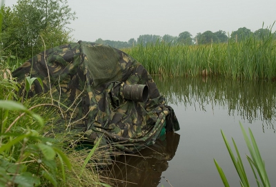 Hier zie je het vlot in actie. Ik heb er mijn eveneens zelf gemaakte kameleon camouflagekleed overheen gedaan; werkt subliem.